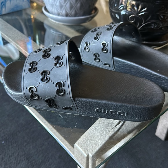 Size 8 Authentic Gucci Slippers gently used. - Picture 4 of 4